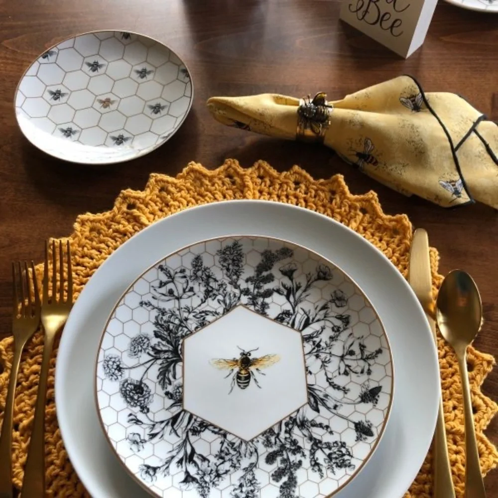 William Sonoma Elegant 18k Gold Accented Queen Bee Salad Plates - Set of Four 🐝